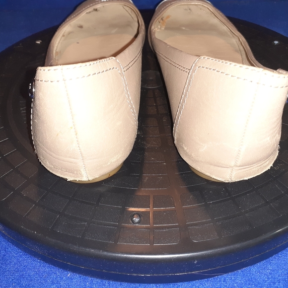 Coach " Chelsea " Beige & Silver Leather Cap Toe Ballet Flats Sz. 6.5B - Picture 4 of 9